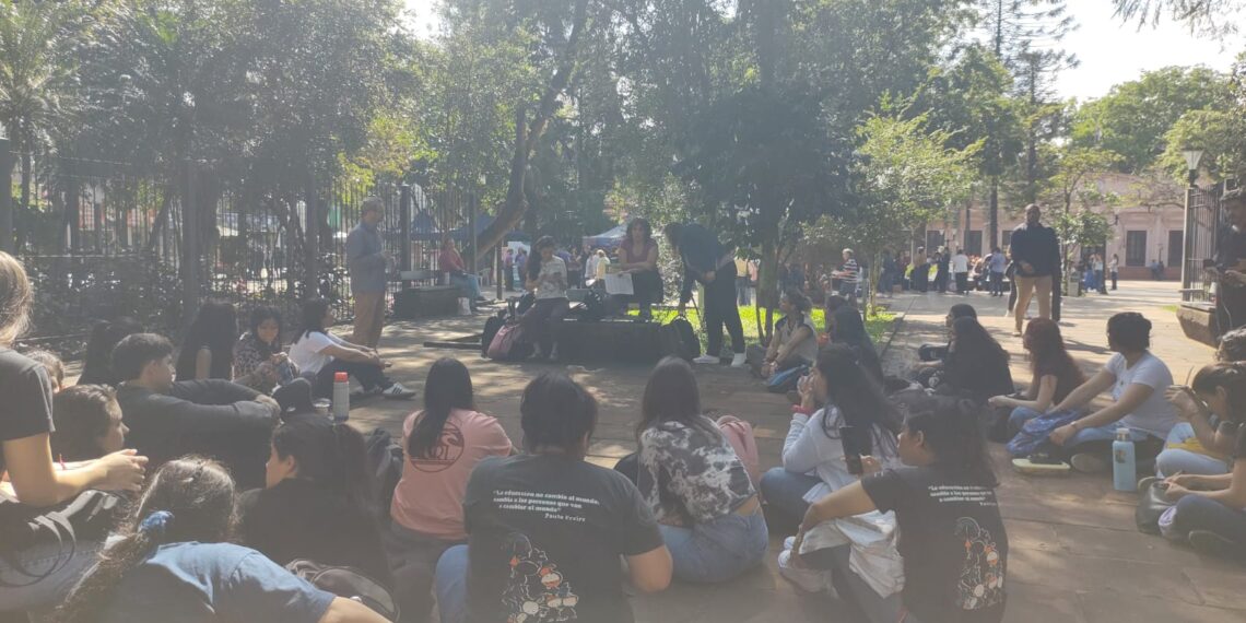 Estudiantes y docentes universitarios continúan el plan de lucha: clases públicas en la plaza 9 de Julio de Posadas