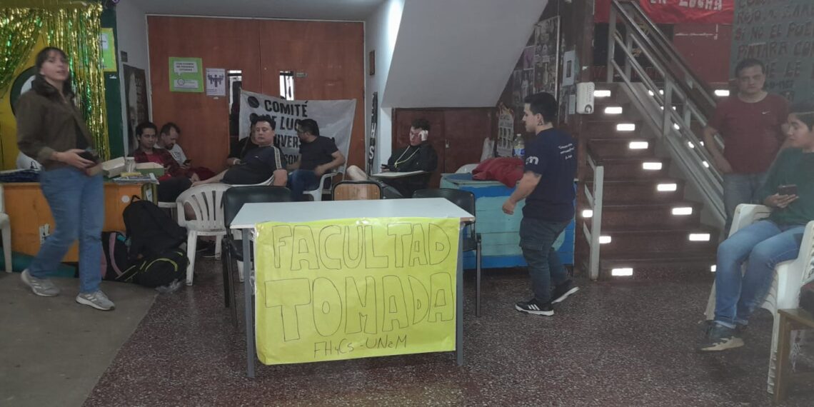 Protesta universitaria: estudiantes tomaron la Facultad de Humanidades aunque sigue el dictado de clases