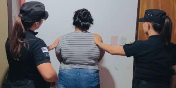 Detienen a una mujer acusada de apuñalar e intentar incendiar la casa de su ex