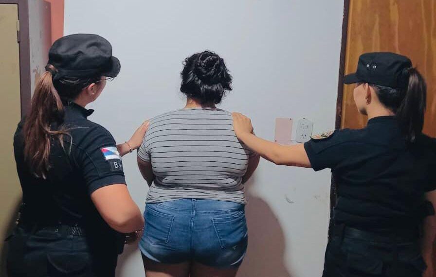 Detienen a una mujer acusada de apuñalar e intentar incendiar la casa de su ex