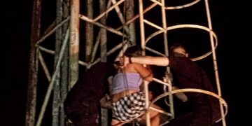 Discutió con su hermana y se subió a una torre: Policías debieron rescatarla