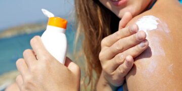 La peligrosa moda anti protector solar impuesta por influencers y que preocupa a los médicos