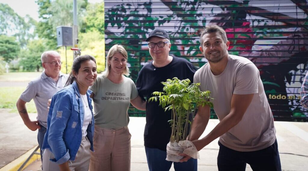 Passalacqua entregó 10 mil plantines producidos en la Biofábrica a productores e instituciones educativas