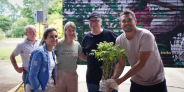Passalacqua entregó 10 mil plantines producidos en la Biofábrica a productores e instituciones educativas