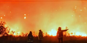 Bomberos sofocaron un incendio de malezas en el acceso Oeste de Posadas