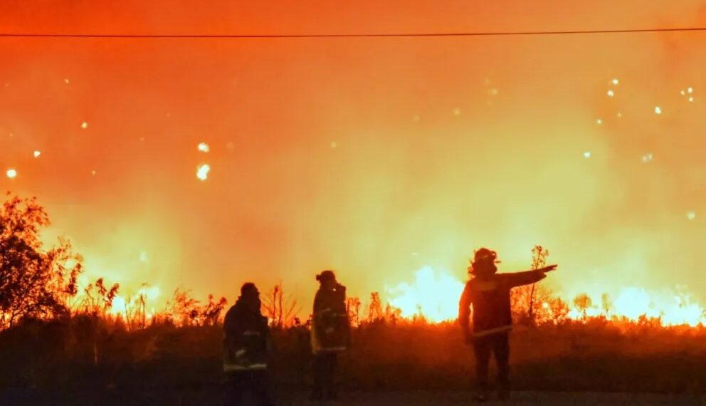 Bomberos sofocaron un incendio de malezas en el acceso Oeste de Posadas