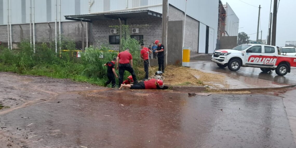 Policías extrajeron el cuerpo de una mujer que fue arrastrada 500 metros en una boca de tormenta