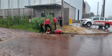 Policías extrajeron el cuerpo de una mujer que fue arrastrada 500 metros en una boca de tormenta