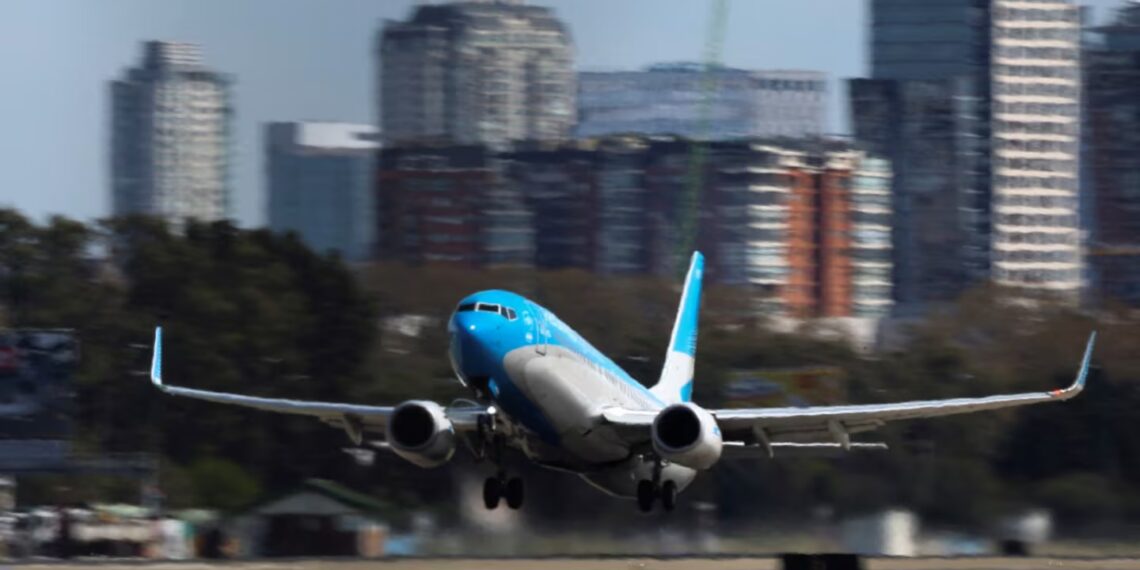 El Gobierno eliminó la norma que obligaba a organismos y empresas estatales a volar por Aerolíneas Argentinas