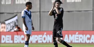Polémico debut del influencer “Spreen” en Deportivo Riestra: duró 59 segundos y lo sacaron