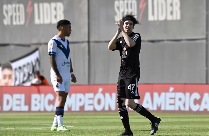 Polémico debut del influencer “Spreen” en Deportivo Riestra: duró 59 segundos y lo sacaron