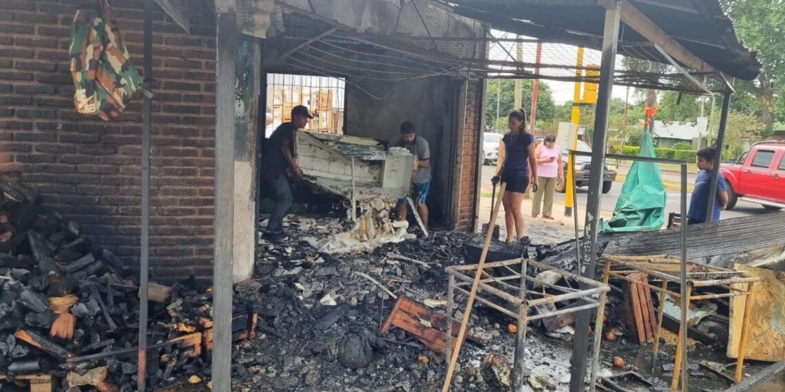 Incendio consumió por completo una verdulería ubicada en Las Heras y Santa Cruz