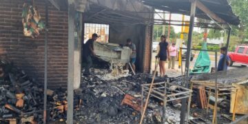 Incendio consumió por completo una verdulería ubicada en Las Heras y Santa Cruz