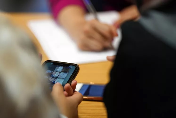 El San Basilio prohibió a los alumnos ingresar al colegio con celulares