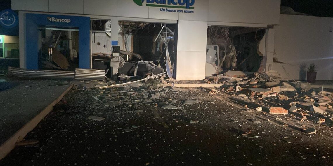 Atacaron un banco en Paraguay: la explosión dejó destruida la bóveda