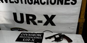 No devolvió una herramienta y lo amenazaron con dispararle: arrestaron al acusado y le secuestraron tres revólveres