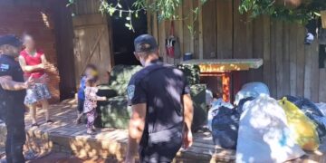 Policías y vecinos se unieron para ayudar a una familia que perdió todo en un incendio
