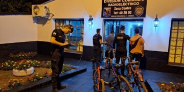 Saltaron un muro y se robaron tres bicicletas: en menos de 30 minutos fueron detenidos