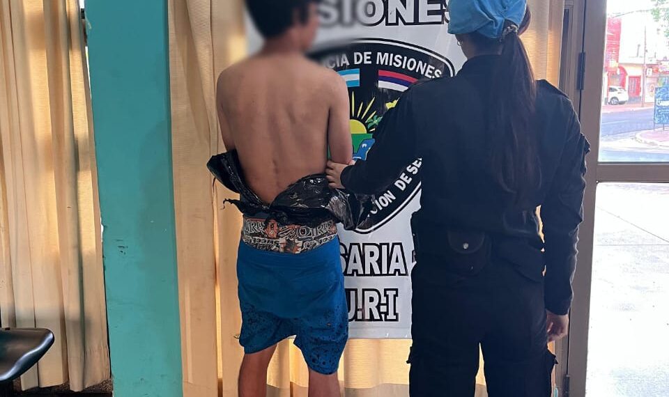 Cámaras del 911: atraparon a un hombre que forzaba puertas de vehículos