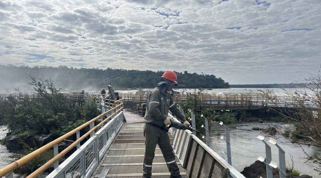 Por la crecida del río Iguazú continúa cerrado el acceso a Garganta del Diablo en Cataratas
