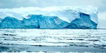 El iceberg más grande del mundo se desprendió de la Antártida y navega a la deriva por el océano