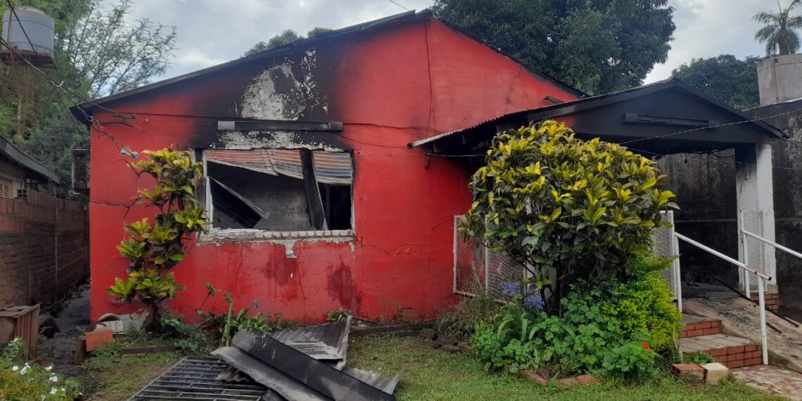 Policías rescataron a una mujer que quedó atrapada en el incendio de su vivienda