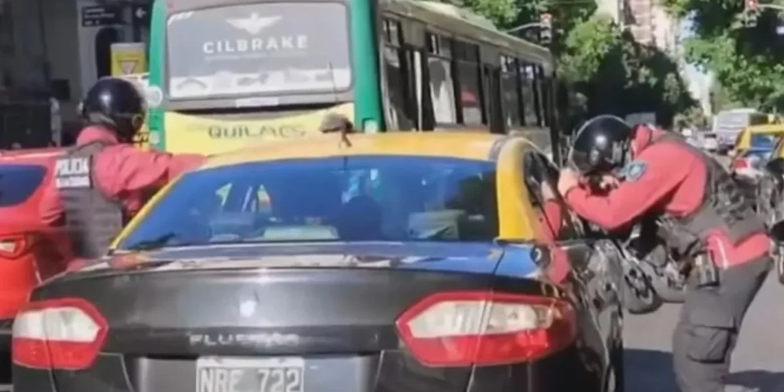 Buenos Aires: un taxista se durmió en plena avenida y tardaron 20 minutos para despertarlo