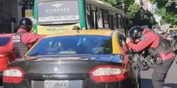 Buenos Aires: un taxista se durmió en plena avenida y tardaron 20 minutos para despertarlo