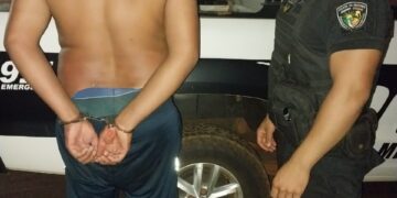 Ebrio abandonó su auto en un control policial e intentó escapar a pie, pero fue rápidamente detenido