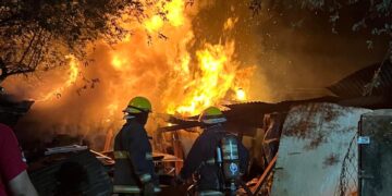 Diez dotaciones de bomberos trabajaron para controlar el incendio de 45 mil pies de madera aserrada