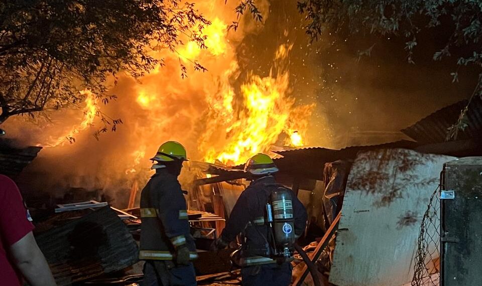Diez dotaciones de bomberos trabajaron para controlar el incendio de 45 mil pies de madera aserrada