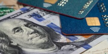 El Banco Central habilitó el pago en dólares con tarjetas de débito y códigos QR