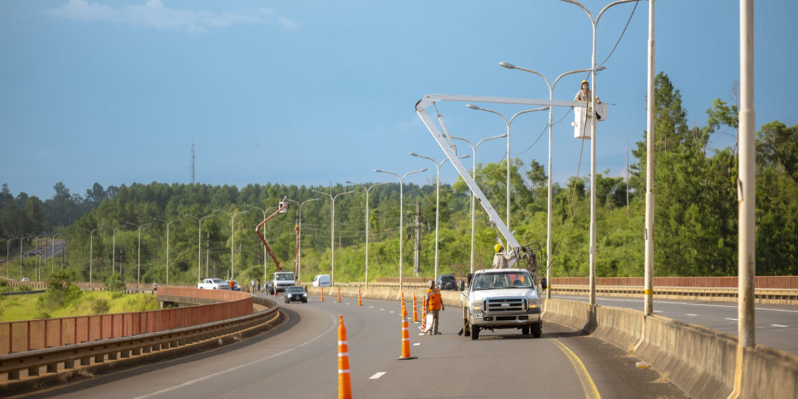Renuevan por completo el sistema lumínico del puente Yabebiry