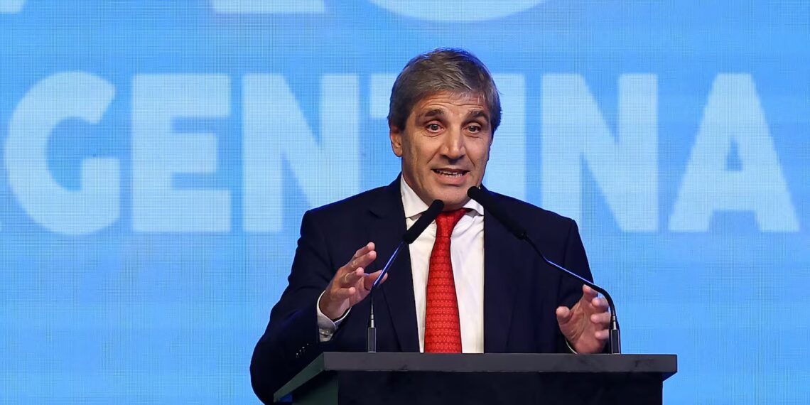 El Gobierno oficializó que los comercios puedan mostrar los precios de sus productos en dólares