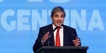 El Gobierno oficializó que los comercios puedan mostrar los precios de sus productos en dólares