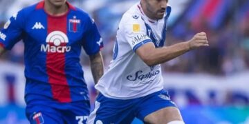 Vélez arrancó la defensa del título con una dura derrota ante Tigre en Victoria