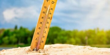 Temperaturas altas: evitar exponerse al sol y beber abundante agua
