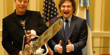 En su gira por Estados Unidos, Javier Milei se reunió con Elon Musk y le regaló una motosierra