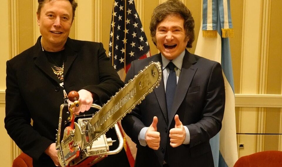 En su gira por Estados Unidos, Javier Milei se reunió con Elon Musk y le regaló una motosierra
