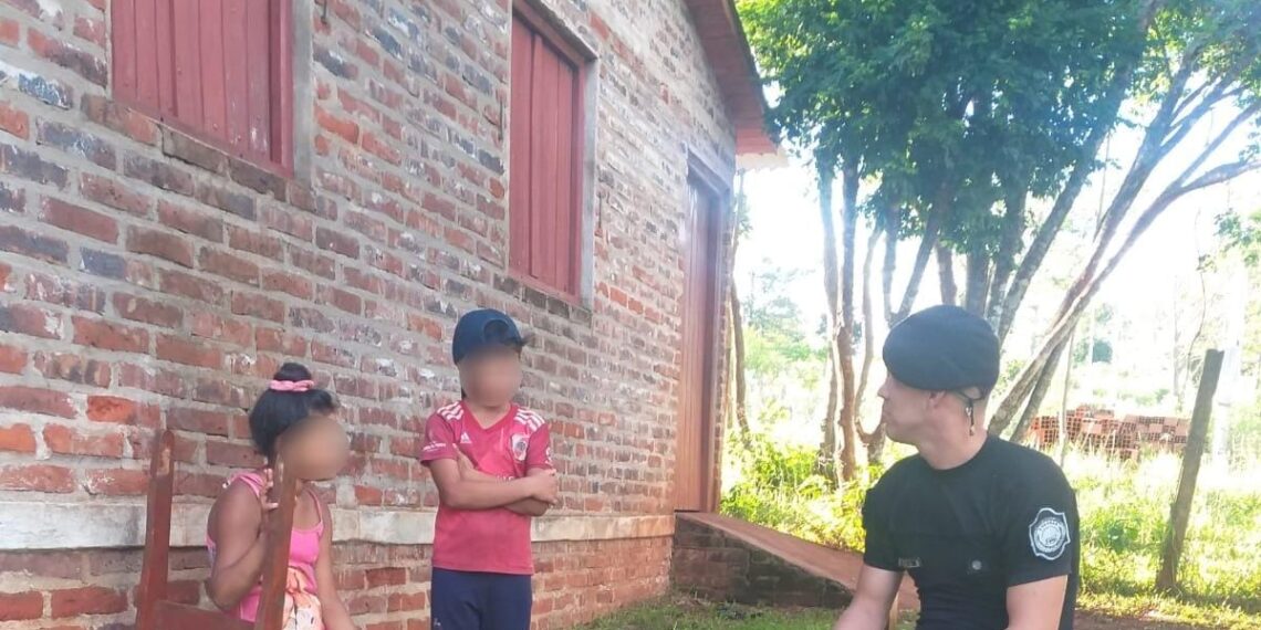 Rescataron a dos niños que estaban solos en su casa sin agua ni comida en Oberá