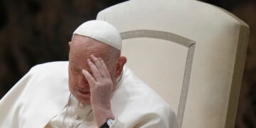El Vaticano informó que el papa Francisco presentó una insuficiencia renal leve y sigue en estado crítico
