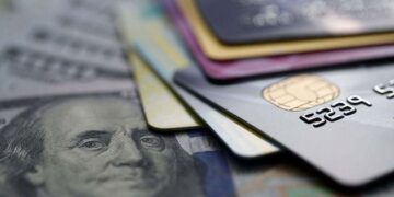 Este viernes habilitan los pagos en dólares con débito y QR