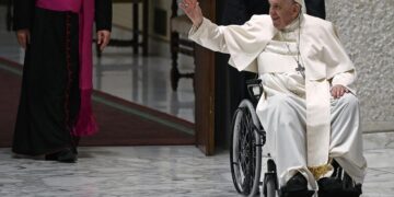 La salud del papa Francisco: según el nuevo parte médico, pasó una noche tranquila y presenta “una ligera mejoría”