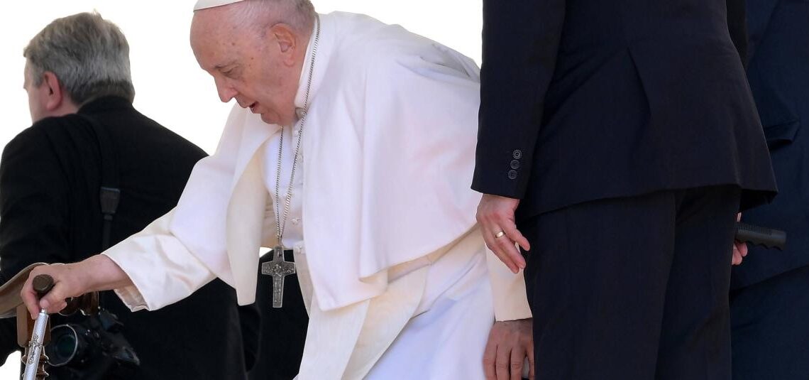 El Papa Francisco muestra signos de mejoría mientras sigue hospitalizado en Roma