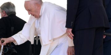 El Papa Francisco muestra signos de mejoría mientras sigue hospitalizado en Roma