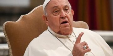 El Vaticano informó que el papa Francisco padece una infección pulmonar y atraviesa “un cuadro clínico complejo”