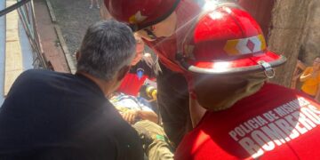 Bomberos de la Policía rescatan a un obrero que se accidentó en una estructura en reparación en  Oberá