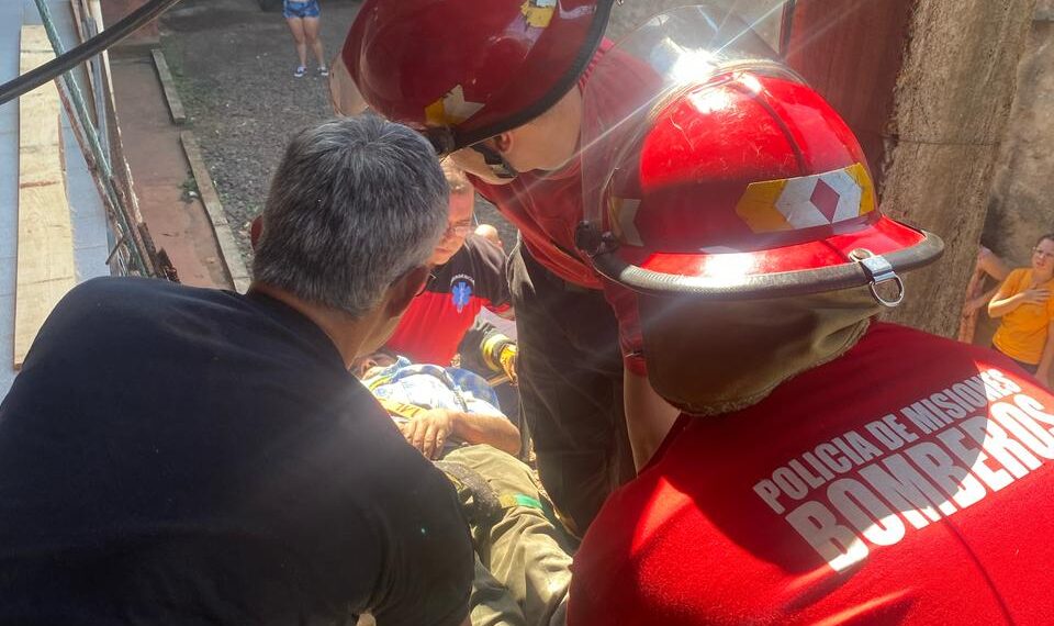Bomberos de la Policía rescatan a un obrero que se accidentó en una estructura en reparación en  Oberá