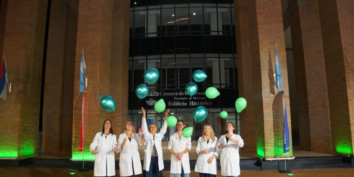 Iluminan de verde el edificio legislativo para recordar la importancia de la salud visual y concientizar sobre el glaucoma