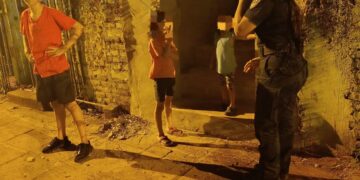 Tras el aviso de vecinos, policías resguardaron a tres niños que estaban solos en su casa